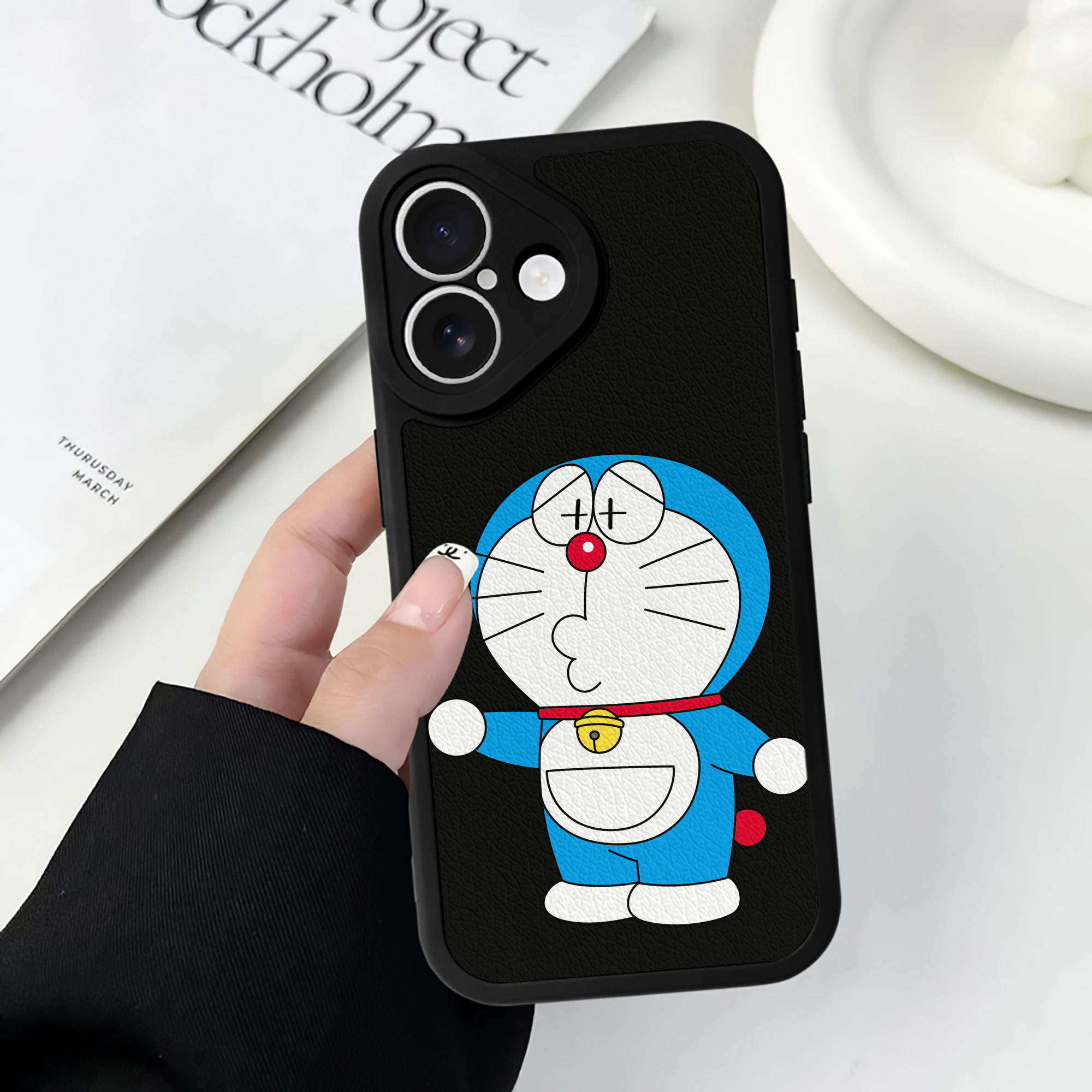 （画像用） ドラえもん Doraemon 【iPhone 16シリーズ対応】シリコンスマホケース（レザー調） 材質：シリコン